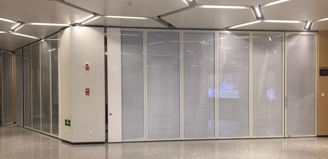 廈門大學(xué)會議室玻璃活動隔斷安裝項(xiàng)目